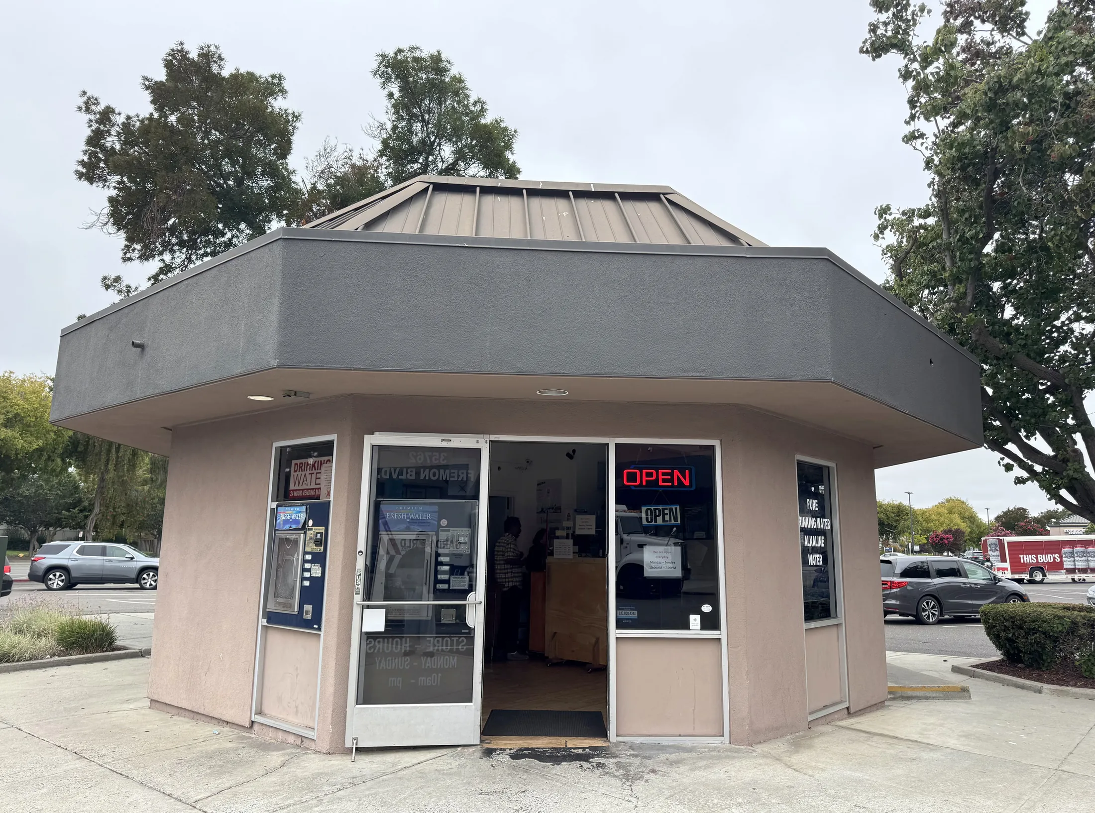 The Le Water Store storefront in North Fremont